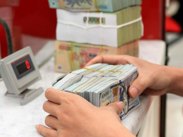 Hạ lãi suất huy động USD: "Khách hàng" hết thời gom USD? ảnh 1