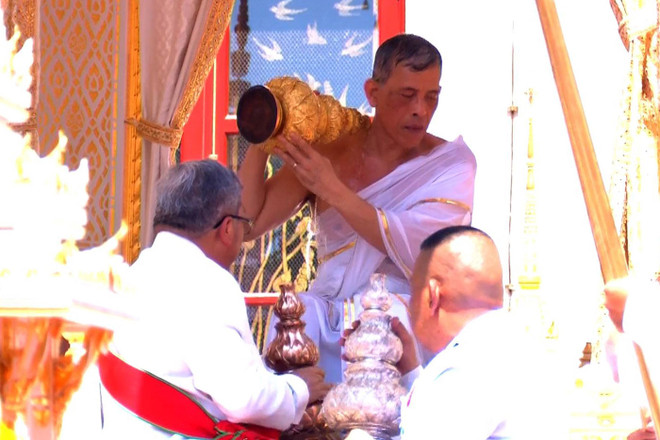 [Photo] Nhà vua Thái Lan Maha Vajiralongkorn chính thức lên ngôi ảnh 2