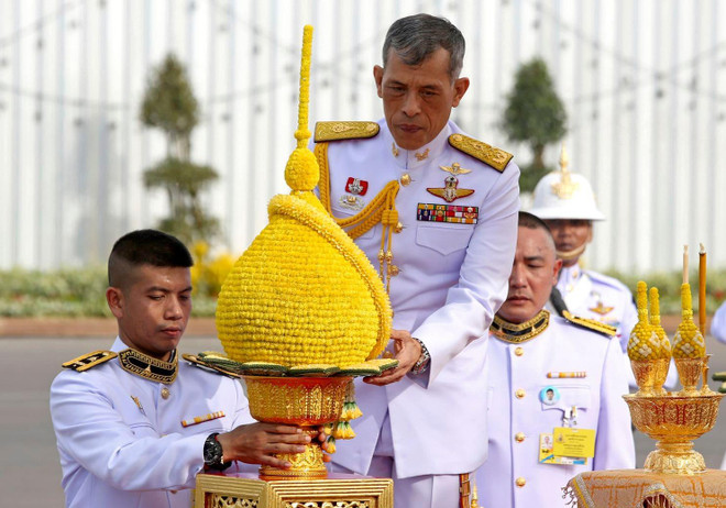 Nhà vua Thái Lan Maha Vajiralongkorn chính thức lên ngôi ảnh 1