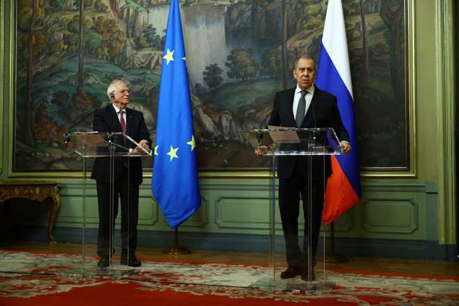 Đại diện Cấp cao phụ trách an ninh và đối ngoại của EU Josep Borrell (trái) và Ngoại trưởng Nga Sergei Lavrov (phải) tại cuộc họp báo ở Moskva ngày 5/2/2021. (Ảnh: AFP/TTXVN) EU và Nga chủ trương thúc đẩy hợp tác mặc dù có bất đồng ảnh 1