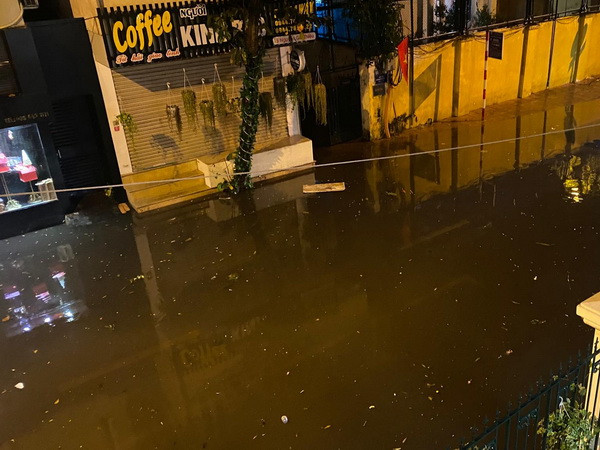 Hình ảnh Hà Nội ngập sâu trong cơn mưa rào trước Giao thừa Canh Tý ảnh 1