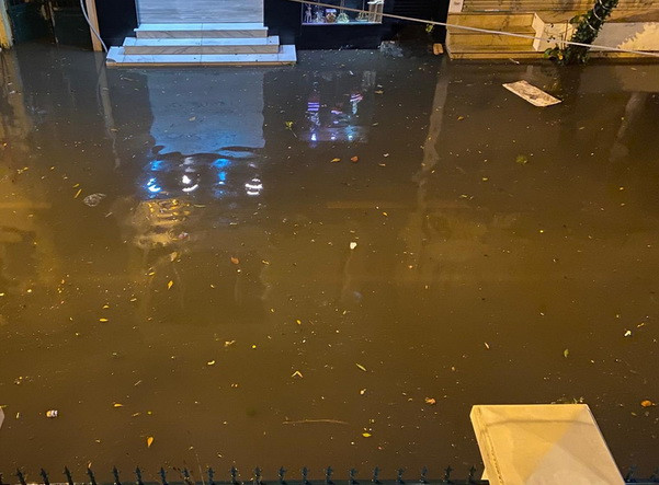 Hình ảnh Hà Nội ngập sâu trong cơn mưa rào trước Giao thừa Canh Tý ảnh 5