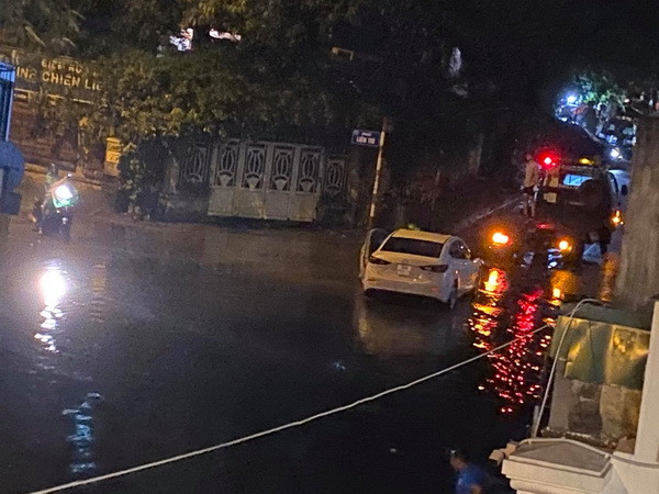 Hình ảnh Hà Nội ngập sâu trong cơn mưa rào trước Giao thừa Canh Tý ảnh 2