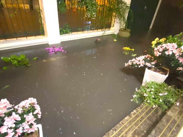 Hình ảnh Hà Nội ngập sâu trong cơn mưa rào trước Giao thừa Canh Tý ảnh 6