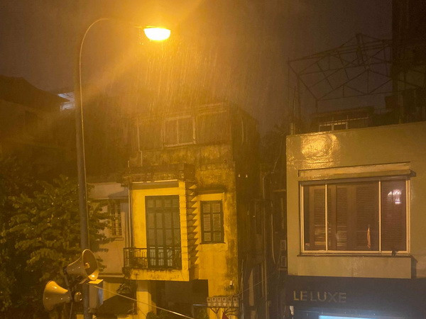 Hình ảnh Hà Nội ngập sâu trong cơn mưa rào trước Giao thừa Canh Tý ảnh 3