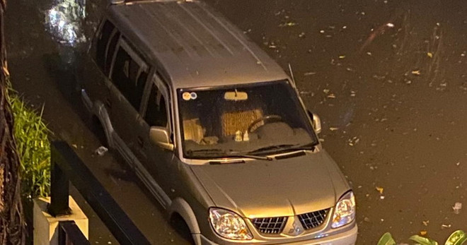 Hình ảnh Hà Nội ngập sâu trong cơn mưa rào trước Giao thừa Canh Tý ảnh 4