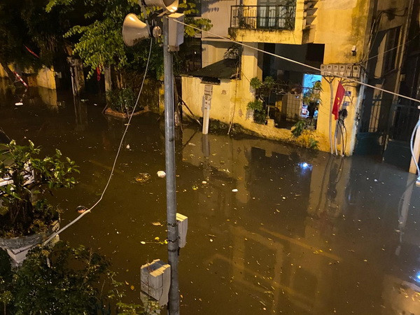 Hình ảnh Hà Nội ngập sâu trong cơn mưa rào trước Giao thừa Canh Tý ảnh 7