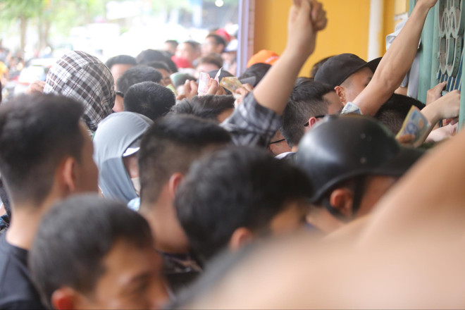 CĐV chen chúc mua vé trận Nam Định-HAGL bất chấp lo ngại dịch COVID-19 ảnh 2