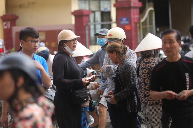 CĐV chen chúc mua vé trận Nam Định-HAGL bất chấp lo ngại dịch COVID-19 ảnh 8