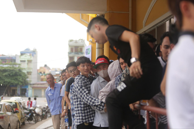 CĐV chen chúc mua vé trận Nam Định-HAGL bất chấp lo ngại dịch COVID-19 ảnh 7