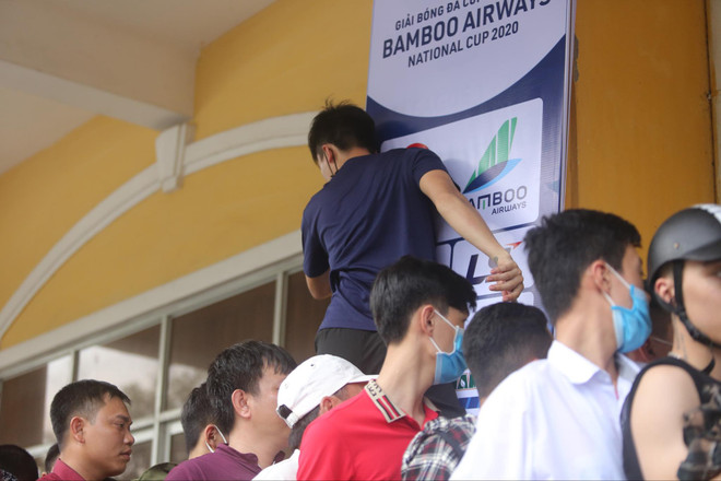 CĐV chen chúc mua vé trận Nam Định-HAGL bất chấp lo ngại dịch COVID-19 ảnh 5