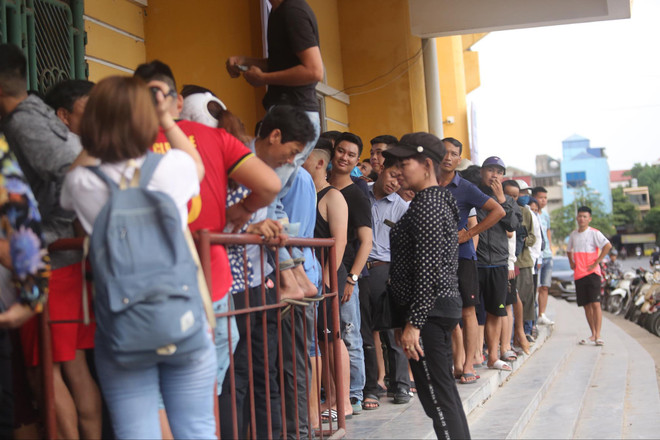 CĐV chen chúc mua vé trận Nam Định-HAGL bất chấp lo ngại dịch COVID-19 ảnh 1