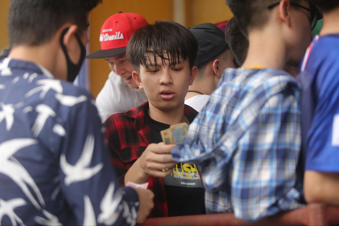 CĐV chen chúc mua vé trận Nam Định-HAGL bất chấp lo ngại dịch COVID-19 ảnh 3