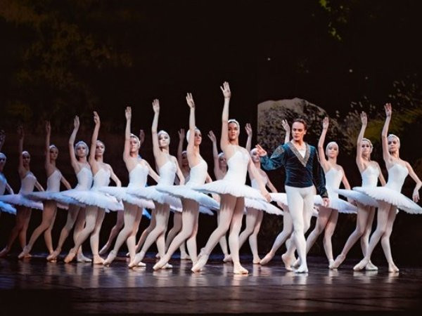 Việt Tú bộc bạch về bài toán sân khấu biểu diễn ballet ở Việt Nam ảnh 1