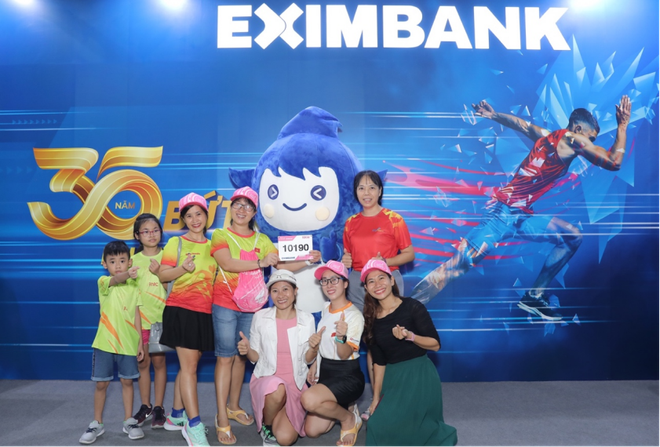 Với vẻ ngoài “điển trai”, thân thiện và vui vẻ, Elias – linh vật của Eximbank đã thu hút đông đảo các runner và người tham dự đến check-in tại gian hàng. (Ảnh: Vietnam+) 3.png