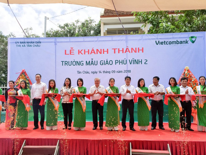 Các đại biểu tham gia cắt băng khánh thành công trình Trường mẫu giáo Phú Vĩnh 2. (Nguồn: Vietcombank) Bàn giao trường mầm non tại tỉnh An Giang trị giá 7 tỷ đồng ảnh 1