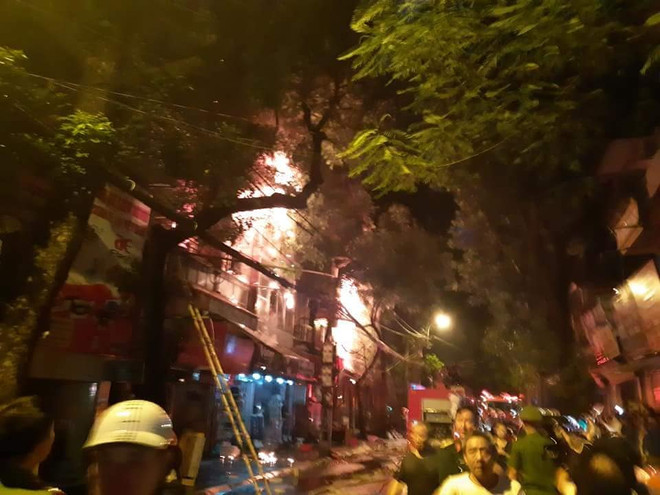 [Photo] Những hình ảnh về đám cháy trên phố Đê La Thành ảnh 3
