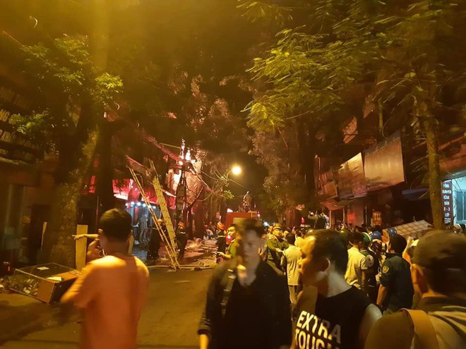 [Photo] Những hình ảnh về đám cháy trên phố Đê La Thành ảnh 4