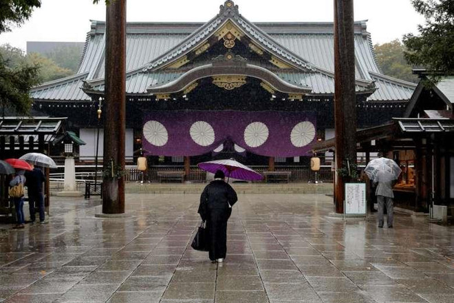 Đền Yasukuni luôn là chủ đề gây tranh cãi giữa Nhật Bản và Trung Quốc. (Nguồn: The Straits Times) Thủ tướng Nhật Bản gửi đồ lễ đến đền Yasukuni nhân dịp lễ hội mùa Xuân ảnh 1