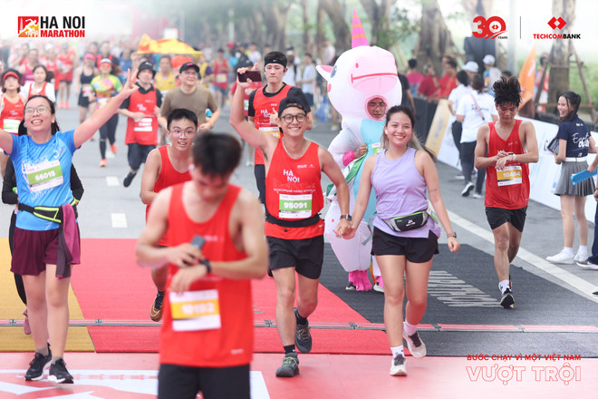 Giải chạy Marathon Quốc tế Hà Nội Techcombank mùa thứ 3 năm 2024 dự kiến sẽ thu hút số lượng người tham gia đông nhất từ trước đến nay. (Ảnh: Vietnam+) Anh 2 (2).jpg