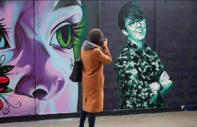 Anh bắt giữ các nghi phạm vụ bắn chết nữ nhà báo tại vùng Bắc Ireland ảnh 1