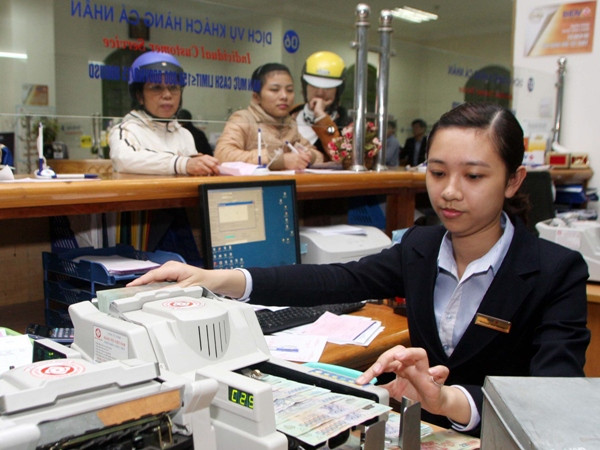 Giao dịch tại BIDV. (Nguồn: TTXVN) Sau Vietin Bank, BIDV tiếp tục đề nghị được giữ cổ tức để tăng vốn ảnh 2
