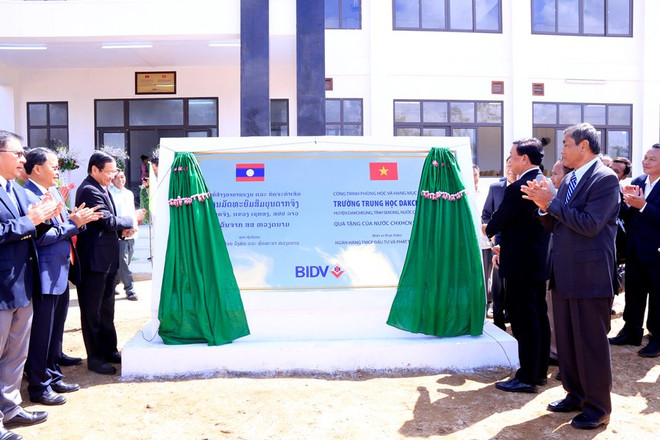 Biển tên công trình trường Trung học Dakchueng. (Ảnh: Phạm Kiên/TTXVN) Bàn giao trường Trung học Dakchueng-công trình do BIDV tài trợ ảnh 2