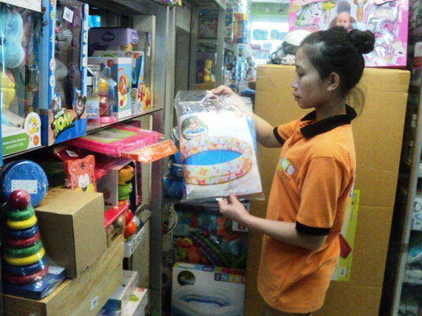 Bể bơi phao mini “lên ngôi” trong những ngày Hè nắng nóng ảnh 1