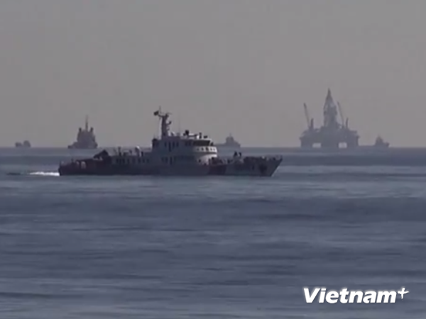 Tàu quân sự Trung Quốc chia nhóm "giữ" giàn khoan trái phép ảnh 1