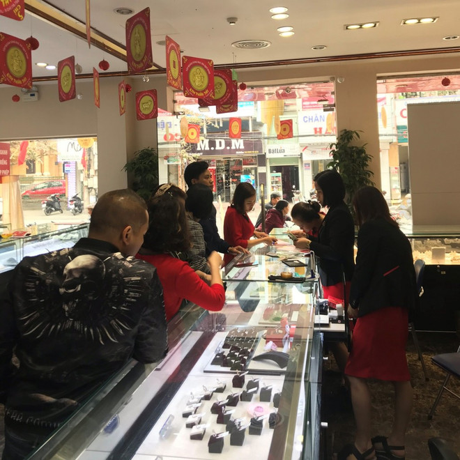 Dù giảm nhưng vàng trong nước vẫn cao hơn thế giới gần 6,3 triệu đồng ảnh 1