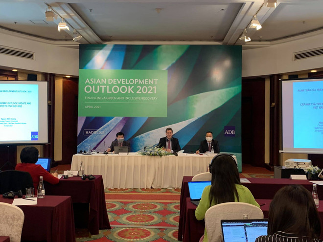 ADB: Chậm trễ triển khai vaccine có thể cản trở tăng trưởng kinh tế ảnh 1