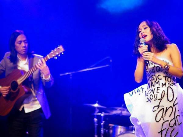 Hà Trần và Tùng Dương mang 'Nguồn cội' chinh phục khán giả Paris ảnh 9