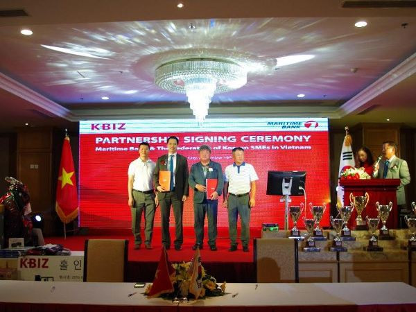 Lãnh đạo hai bên tham gia ký kết. (Nguồn: Maritime Bank) Maritime Bank là đối tác chiến lược của Hiệp hội doanh nghiệp Hàn Quốc ảnh 1