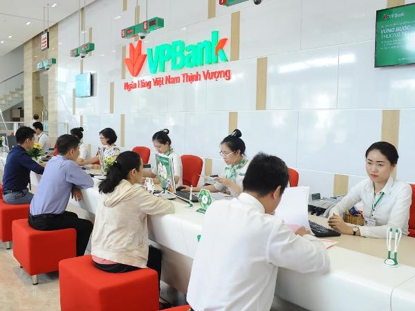 Giao dịch tại VPBank. (Nguồn: VPBank) VPBank xin ý kiến cổ đông về việc niêm yết trên sàn chứng khoán ảnh 1