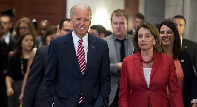 Cựu Phó Tổng thống Mỹ Joe Biden và Chủ tịch Hạ viện Mỹ Nancy Pelosi. (Ảnh: Politico) Chủ tịch Hạ viện Mỹ tuyên bố ủng hộ ứng cựu Phó Tổng thống J.Biden ảnh 1