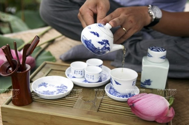 Thú thưởng thức trà của người Việt Nam. (Nguồn: Báo ảnh Việt Nam) Chuyện ăn Tết: Nâng chén trà khơi nguồn Tết đoàn viên ảnh 1