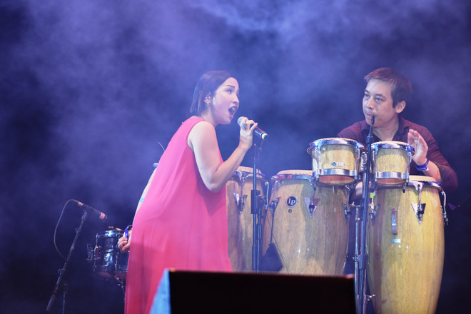 [Photo] Mỹ Linh tung tẩy "tua lại" kỷ niệm trên sân khấu Monsoon ảnh 4