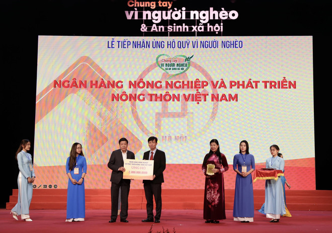 Ông Phạm Đức Tuấn - Phó Tổng giám đốc, Chủ tịch Công đoàn Agribank trao 2 tỷ đồng cho Quỹ “Vì người nghèo. (Ảnh: Vietnam+) Agribank ủng hộ 2 tỷ đồng cho quỹ ‘Vì người nghèo’ thành phố Hà Nội ảnh 1