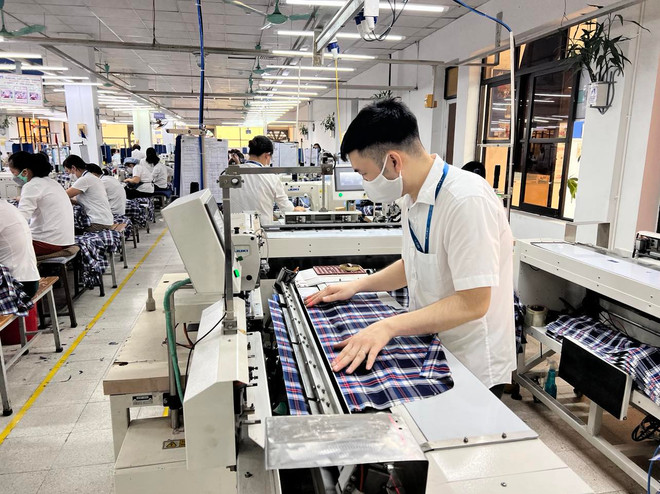 Nhập khẩu trong 2 tháng đầu năm tăng 18% so với cùng kỳ năm trước, việc này cũng làm tăng nhu cầu mua ngoại tệ, từ đó đẩy tỷ giá tăng. (Ảnh: Vietnam+) vnp_sx may.jpg