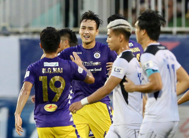 Trung vệ Bùi Hoàng Việt Anh lập cú đúp trước Hoàng Anh Gia Lai. (Ảnh: Huệ Thu/Vietnam+) Hà Nội FC thắng tưng bừng HAGL, bắt đầu tăng tốc đua vô địch V-League ảnh 2