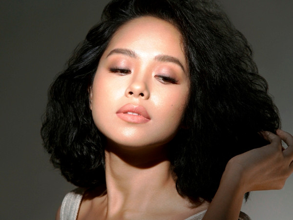  Hoàng Quyên giới thiệu "người đàn ông giấu mặt" qua sản phẩm mới ảnh 1