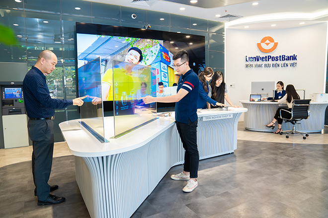 Ngân hàng LienVietPostBank ra mắt phòng giao dịch thông minh ảnh 1