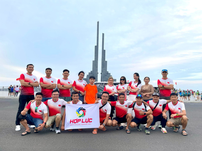 Các vận động viên đã sẵn sàng tham gia giải đấu VPBank Can Tho Music Night Run 2024 Hợp Lực Team.JPG