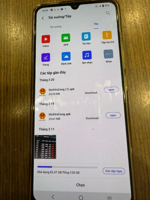 Cài phần mềm có chứa mã độc “DichVuCong.apk” ông M.C đã bị kẻ gian chiếm quyền kiểm soát tất cả các tài khoản. (Ảnh: Vietnam+) 1.jpg