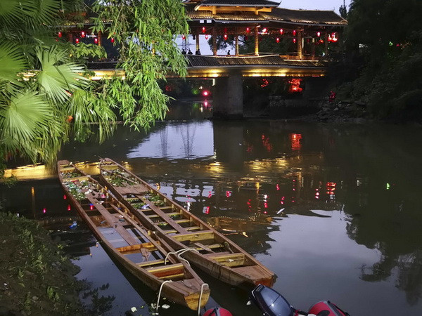 Quang cảnh hiện trường vụ lật thuyền. (Nguồn: The Seattle Times) Lật thuyền rồng tại Trung Quốc gây nhiều thương vong ảnh 1