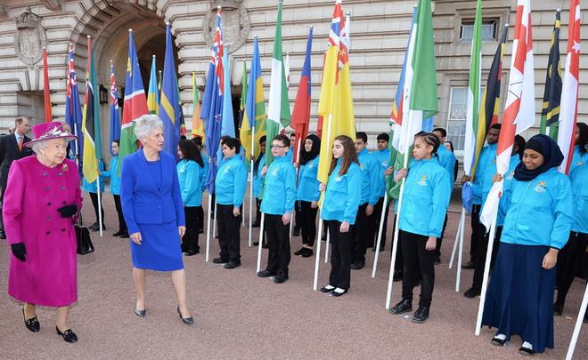 Nữ hoàng Anh Elizabeth II (trái) tại một sự kiện ở London, Anh ngày 13/3. (Nguồn: AFP/TTXVN) Nước Anh mừng sinh nhật 92 tuổi của Nữ hoàng Elizabeth ảnh 1