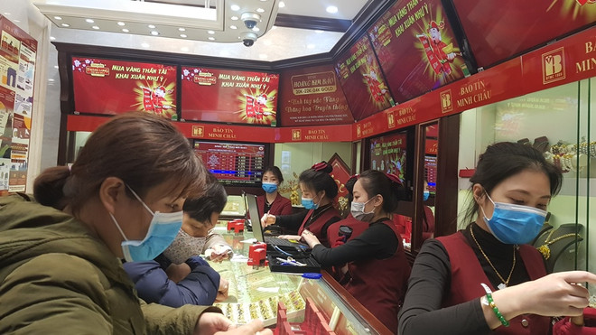 Giao dịch vàng tại Bảo Tín Minh Châu. (Ảnh: PV/Vietnam+) Vàng trong nước tiếp tục giảm, tỷ giá trung tâm tăng 10 đồng ảnh 1