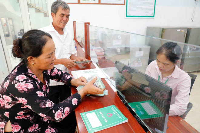 Vợ chồng ông Hoàng Hữu Hiện rất vui khi đến Ngân hàng Chính sách Xã hội huyện Lệ Thủy nhận 100 triệu đồng vốn vay để đầu tư nuôi lợn rừng, lợn nái. (Ảnh: Vietnam+) Nguồn vốn chính sách làm lại cuộc đời của những người từng lầm lỡ ảnh 1