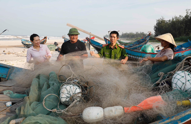 Vợ chồng ông Lê Văn Bình ở xã Ngư Thuỷ, huyện Lệ Thủy vui mừng khoe với cán bộ Ngân hàng Chính sách xã hội huyện và Công an xã khi nhận được 100 triệu đồng tiền vay về mua ngay ngư lưới cụ, phục vụ đánh bắt hải sản. (Ảnh: Vietnam+) Nguồn vốn chính sách làm lại cuộc đời của những người từng lầm lỡ ảnh 2