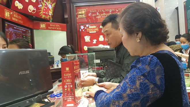 Giao dịch vàng tại doanh nghiệp. (Ảnh: PV/Vietnam+) Ngân hàng Nhà nước sửa quy định hướng dẫn mua, bán vàng miếng ảnh 2